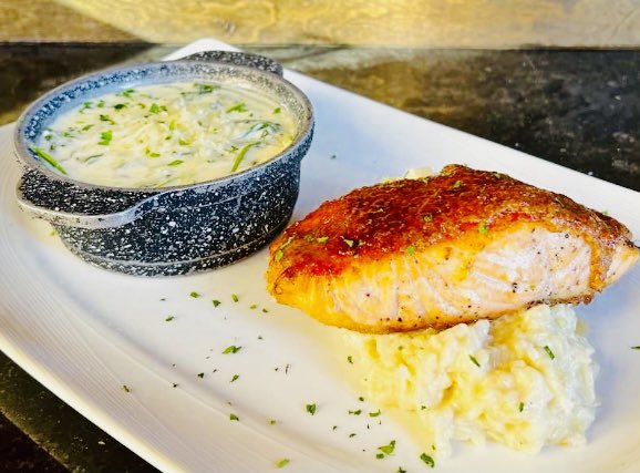 #SalmonBrulé #PanSearedSockeyeSalmon #MustardBrulé #CaramelizedOnions #FennelRisotto #CreamedSpinach #EatPGH #AlaskanSalmon #TrueCooks 🐟🐟🐟👌👌👌👌👌