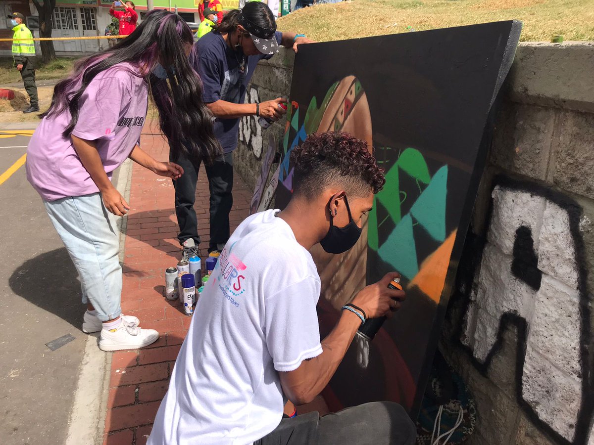 BogotaParticipa's tweet photo. #JuntosCuidamosCiudadBolívar a través del Arte Urbano💫💥

#AEstaHora se lleva a cabo una intervención de graffiti sobre lienzo con @BogotaColors, organización ganadora de #JóvenesConIniciativas. Una convocatoria que reunió a 99 jóvenes talentosos, que llenan la ciudad de color. https://t.co/0FESpnmlBX