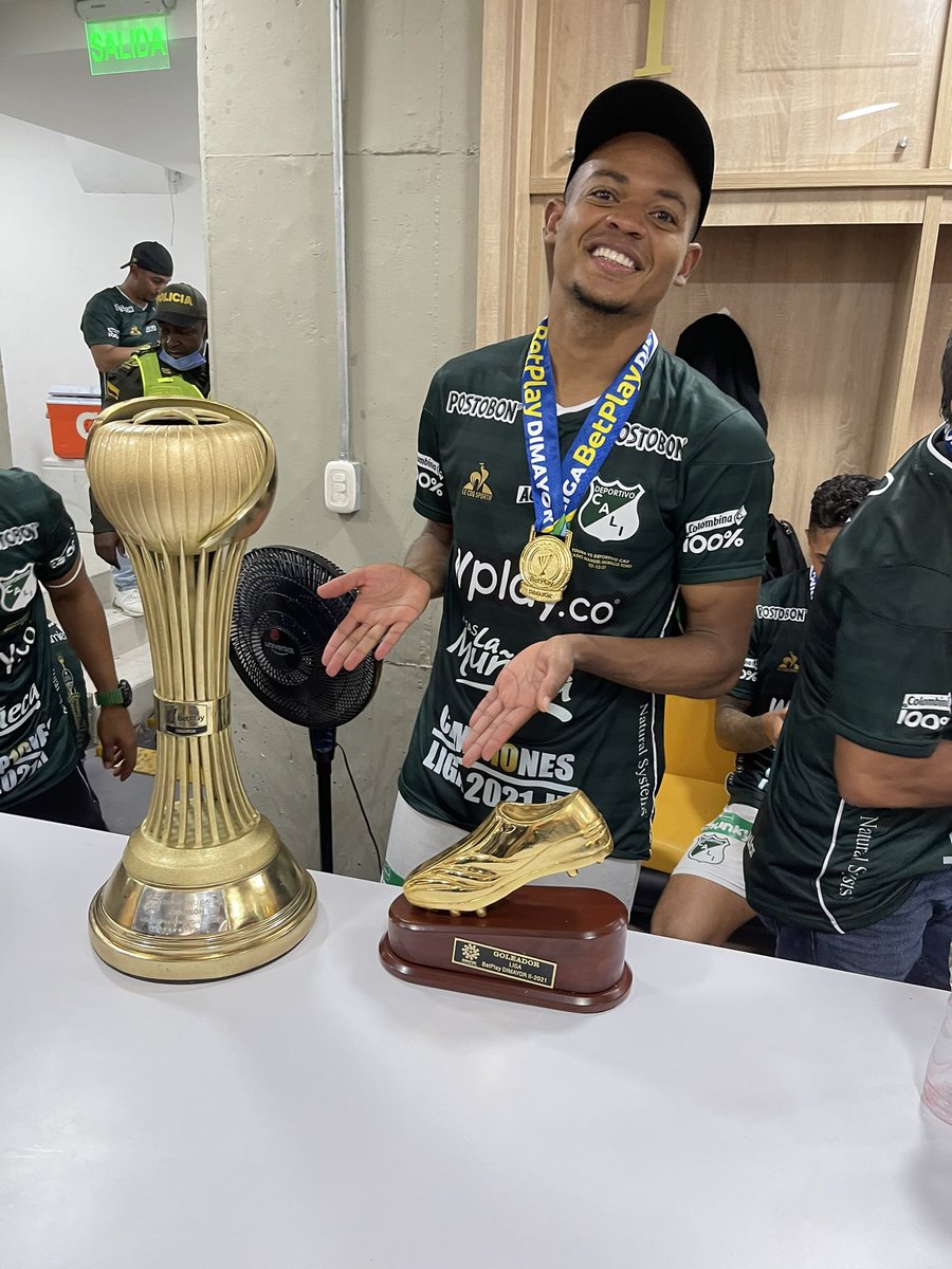 haroldpreciado's tweet image. Llegó el momento de despedirme de la que siempre será mi casa. Agradezco a mis compañeros, al cuerpo técnico, los trabajadores del club y a toda esta linda hinchada que siempre me recibió con cariño.

Volví con un objetivo 💭⭐ y lo logramos. ¡Los llevo siempre en mi corazón! 💚