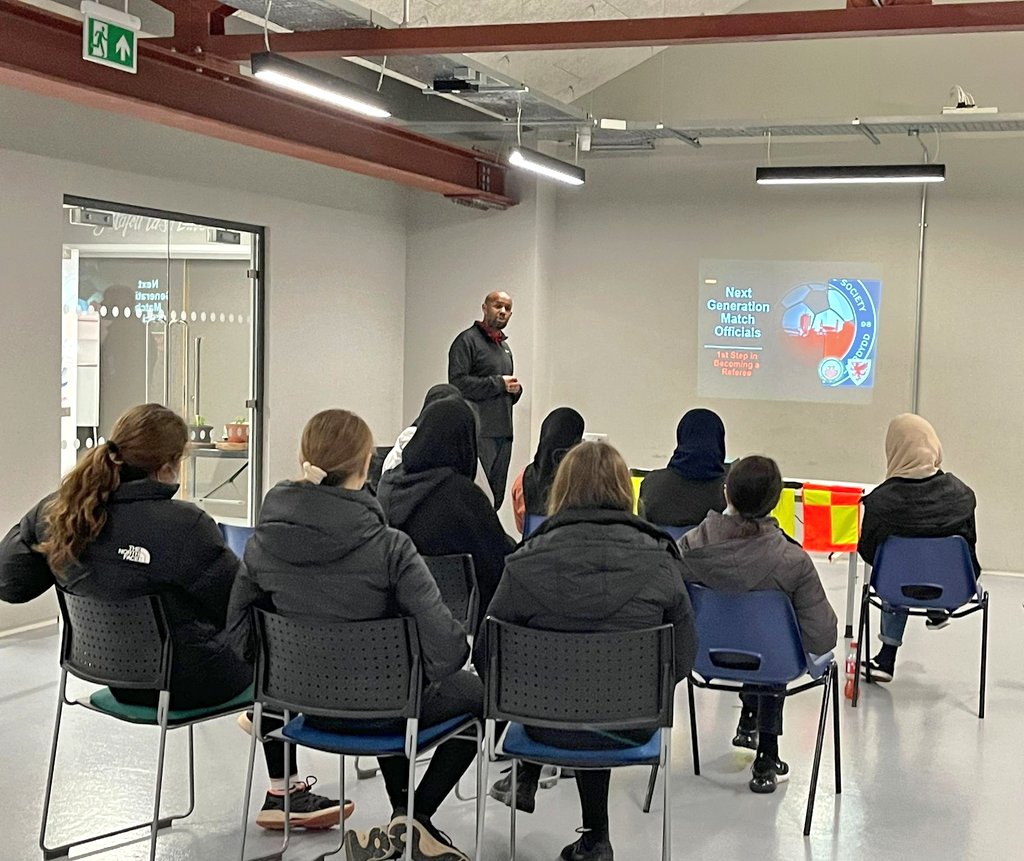 Another well attended #BecomeARef intro & reg evening delivered by local resident and referee Amin @CardiffReferees @Referee_SWFA - this time the session was with young women and girls who were really keen to find out about officiating the game ⚽️🏴󠁧󠁢󠁷󠁬󠁳󠁿 #TogetherStronger 💪🏾 @FA_PGMOL