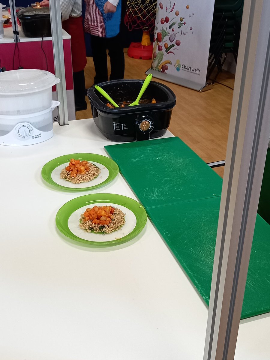 spj_cook's tweet photo. The countdown has begun for Ready, Steady, Cook! @EmbleyPrep red and green teams in a close Cook off #TeamUL #TeamEmbley @ChartwellsInd https://t.co/MnV3yInYfj