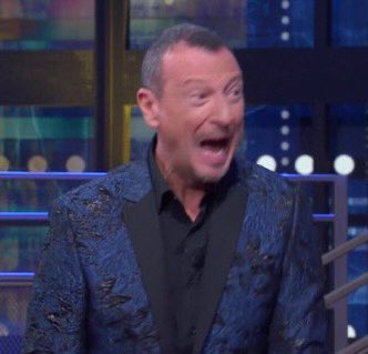 enovgh4you's tweet photo. AMADEUS È IN PALLA TOTALE
TRA CHI GLI DA IL CINQUE, CHI GLI REGALA FIORI, PAPALINA A DESTRA E FANTASANREMO A SINISTRA 
#Sanremo2022 #festivaldisanremo22 https://t.co/21eBuaelLs