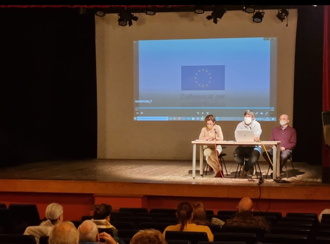 Molt contents de l'acte del teatre de per què és positiu tenir una residència al nucli de Sa Coma
Davant unes quaranta de persones, es resolgueren dubtes de manera clara i transparent que exposaren els beneficis d'aquest nou equipament per Sa Coma i per tot el municipi de Bunyola