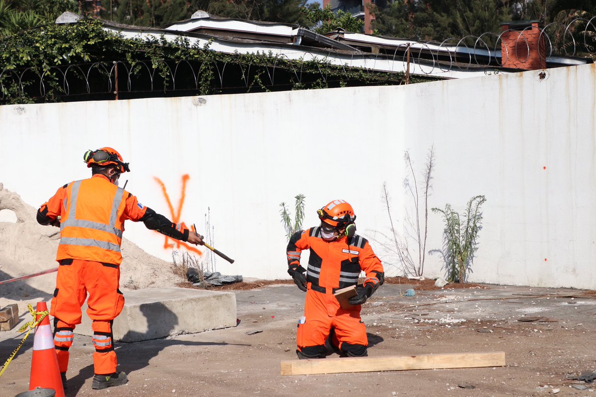 Fuerzas de tarea de la Brigada de Rescate de <a href="/BVoluntariosGT/">Bomberos Voluntarios</a> realizan una entrada horizontal en la casa colápsala en el #SIMULACRO2022