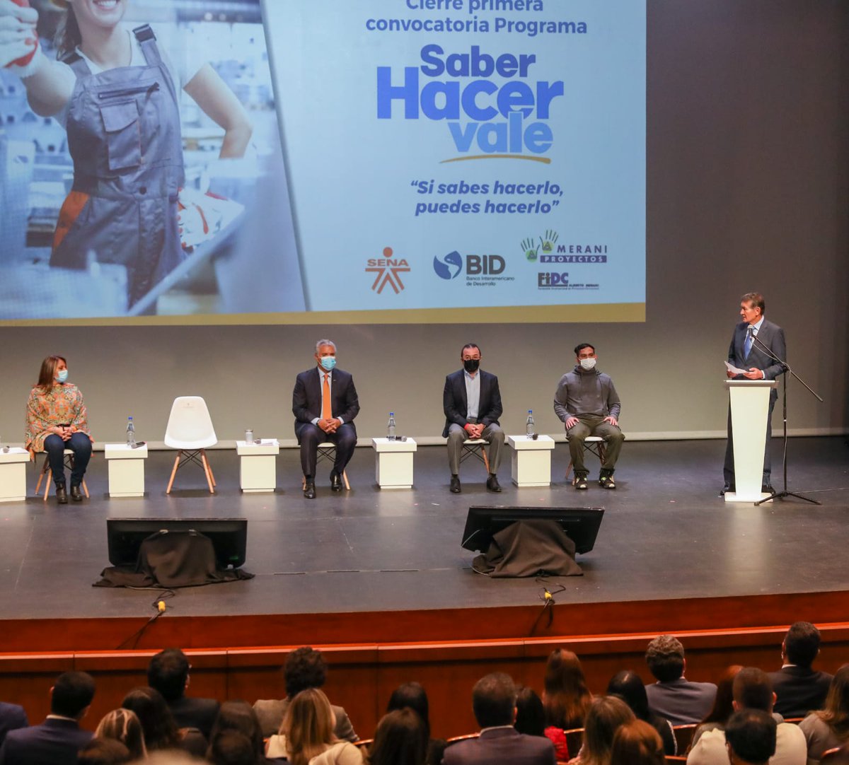 WilliamOrozDaz's tweet photo. 🗣️ #AEstaHora con @infopresidencia  en ceremonia de certificación del programa SABER HACER VALE iniciativa desarrollada durante el 2021 en alianza entre @MintrabajoCol y @SENAComunica benefició a 2925 personas, nacionales y migrantes. 👩🏻‍🔧👷🧑‍💻 #TuExperienciaVale https://t.co/u084xVMCtz