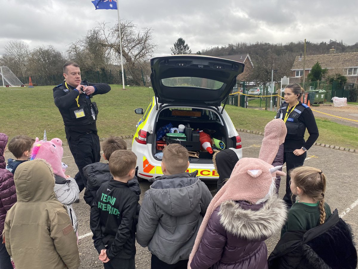 Wye_WPA's tweet photo. We were so lucky to have a visit from our lovely Neighbourhood Team Police today!! We even got to have a look in the car and listen to the sirens!! #PCBen #WatersidePSHE 👮♂️ https://t.co/8NHygRea6z