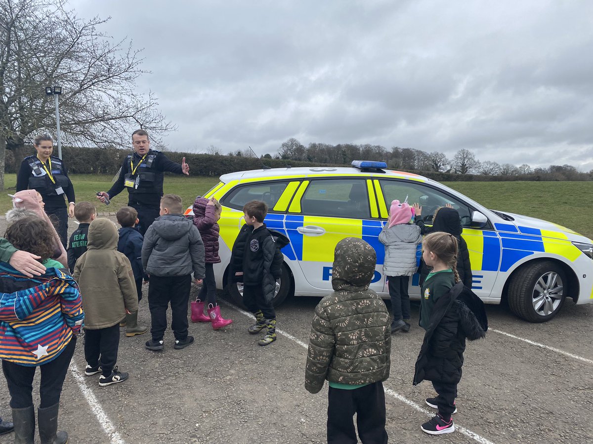 Wye_WPA's tweet photo. We were so lucky to have a visit from our lovely Neighbourhood Team Police today!! We even got to have a look in the car and listen to the sirens!! #PCBen #WatersidePSHE 👮♂️ https://t.co/8NHygRea6z