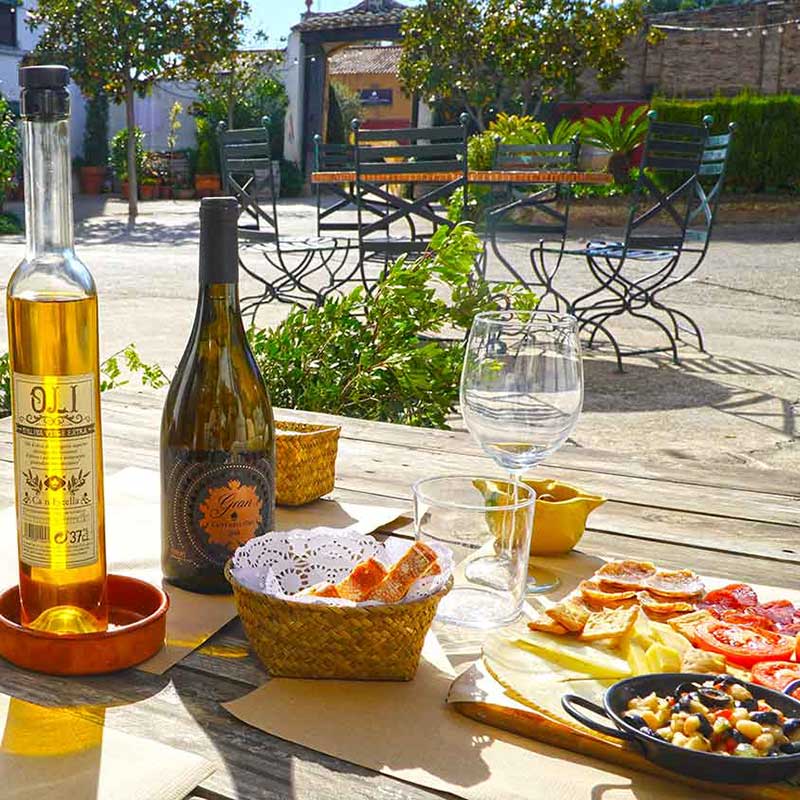 Si t'estàs quedant sense idees per fer un regal a una persona especial... Sabies que <a href="/fincacanestella/">Bodegues Can Estella</a> pots enviar un xec regal dins d'una ampolla?

Així de fàcil. I així de feliços!

enoturista.cat/destinacions/6…