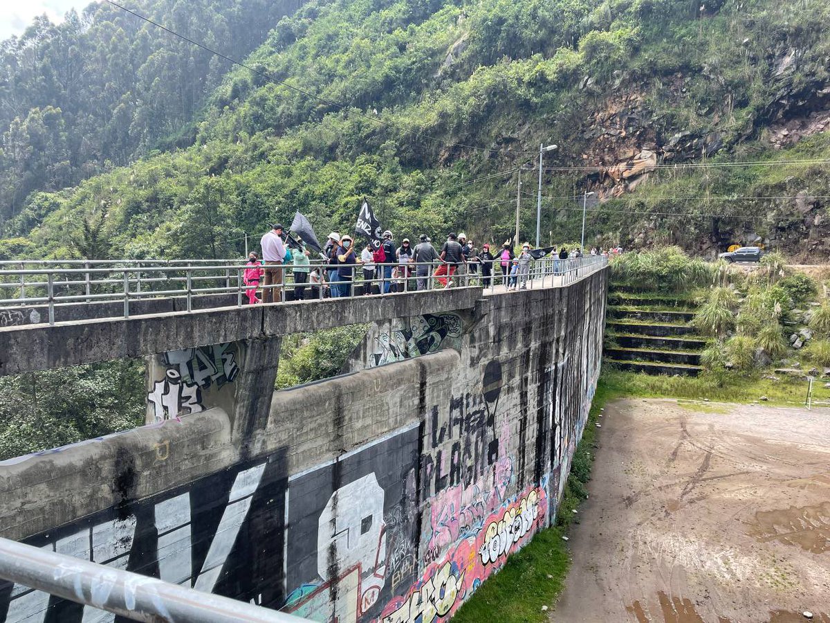 marcelaholguin's tweet photo. Finalmente la @sot_ecuador realizó una inspección a #NoUrkupamba. Dejaron claro a los moradores que este proyecto está en una área protegida y aseguraron que iniciarán un proceso de vigilancia. Es urgente cuidar las laderas del Pichincha si queremos evitar nuevas tragedias. https://t.co/OO2epdUwLT