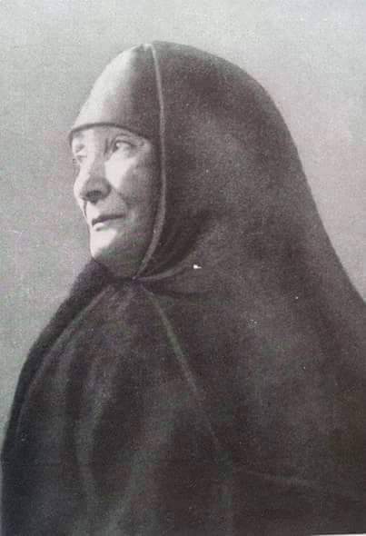 Gazi Mustafa Kemal Atatürk'ün annesi Zübeyde Hanım'ın az bilinen bir fotoğrafı. Bu fotoğraf aynı zamanda Atatürk'ün yatak odasında duvardaki tabloda asılıydı..