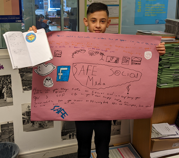 Lift_Unity_City's tweet photo. Well done 7X4! Miss Patterson was so impressed with the collaborative work you did today focusing on Safe Social Media!💜💻#TeamUCA #findyourremarkable #OneAET https://t.co/mql0y0TpnJ