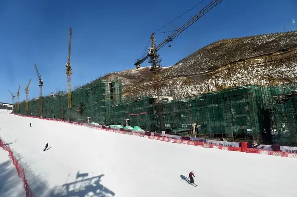 jm_mallarach's tweet photo. Afegeixo +imatges dels Jocs Olímpics d'Hivern a Beijing, d'eloqüència desolada, amb infraestructures de lletjor estrident, on l'única neu present és la que han fabricat artificialment (i pensar que a Xina, durant segles, tot s'harmonitzava, delicadament, mitjançant fengshui)! https://t.co/gsaPjJzb0f