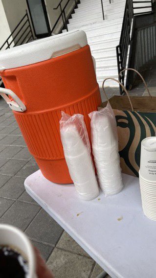 Louies_Of_India's tweet photo. #Update|| Louis has organized water and coffee for waiting fans at the venue in Houston! 
#LTWTHouston
#LouisTomlinsonWorldTour2022 

©️Owner https://t.co/rUZkWTpbss