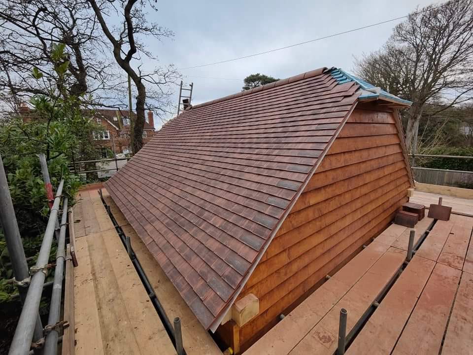 The roofing on the oaks garage in Chichester is now finished and looking sleek 🔨🪜

Scaffolding is due to come down tomorrow. We will then fit the guttering and replace the drain. 

#msbc #chichester #construction #visitsussex