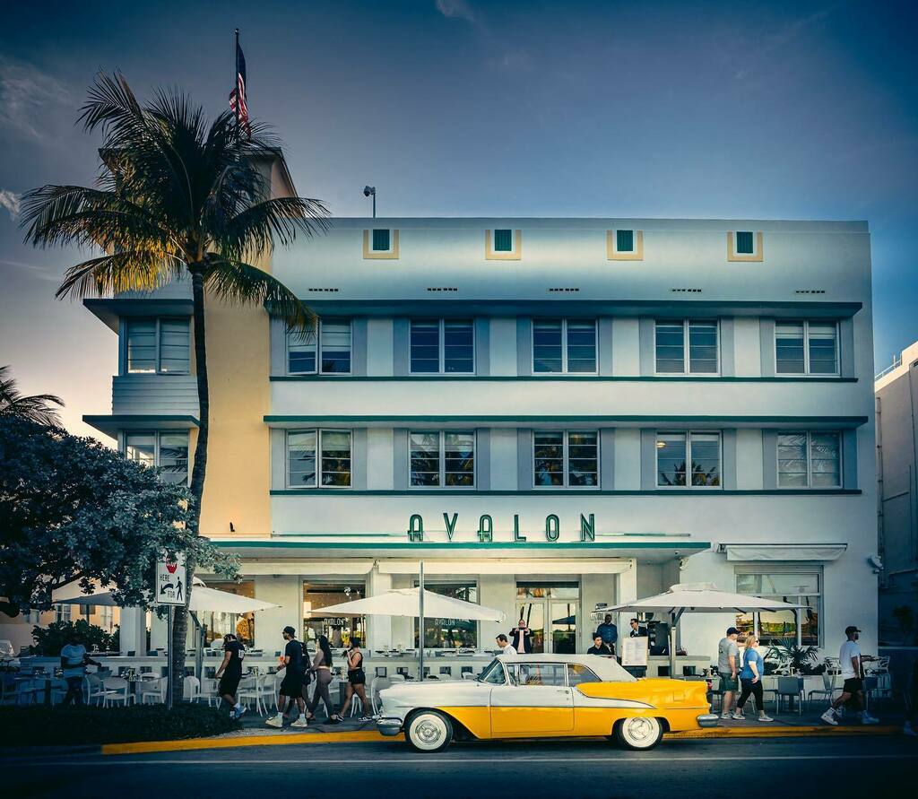 Art Deco #miami #florida #artdecoarchitecture #lovefl #visitflorida #avalonhotel instagr.am/p/CZhc2kpu57_/