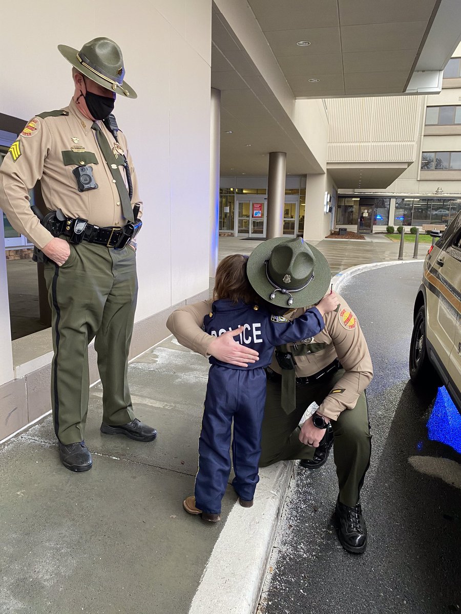 THPFallBranch's tweet photo. @THPFallBranch Troopers visited our very special friend Hadleigh Mullins at the @NiswongerCHosp in Johnson City, Tn. today!! Hadleigh wants to be a police officer when she grows up and as you can see loves police officers😍 Thank you Ms. Amanda and Sgt. Osborne 4 making this day! https://t.co/3NR5U57wox