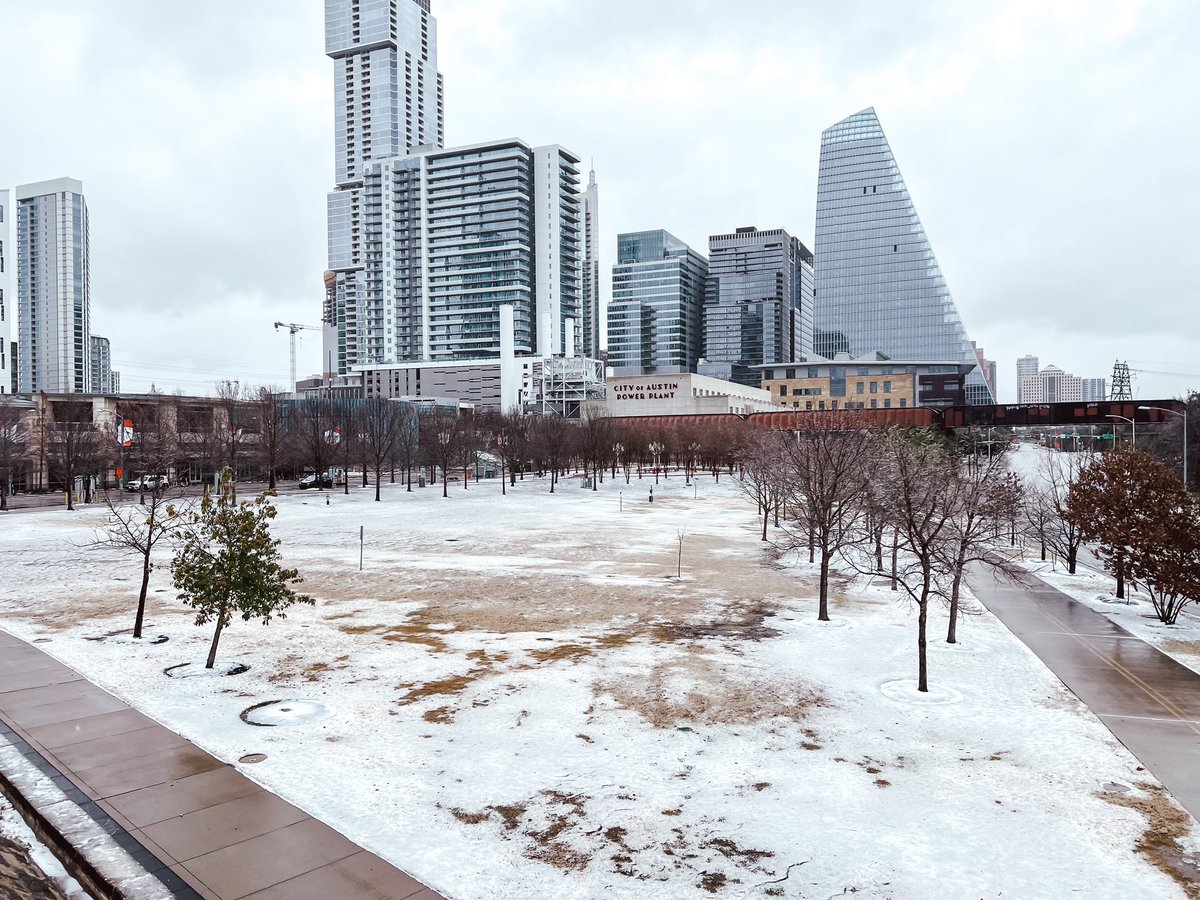 EmilyGiangreco's tweet photo. I took a walk around downtown #Austin for the #TexasFreeze and here are some of the photos I got! 

Reminder, please stay inside. As a journalist, it’s our job to report these things to you but by no means do we want you out in these conditions. 

Stay safe &amp; stay warm, friends! https://t.co/pfGmdtppPU