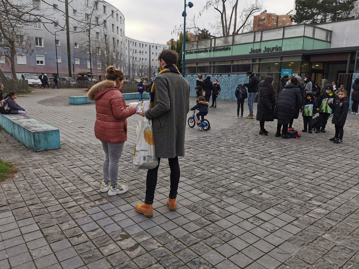 Collage pour inciter à l'inscription sur les listes électorales, diffusion de tracts à la sortie du métro et des écoles. Aujourd'hui encore les insoumis sont partout à #Pantin pour porter la candidature de <a href="/JLMelenchon/">Jean-Luc Mélenchon</a>. C'est ainsi que l'#UnionPopulaire s'élargit : on va gagner !
