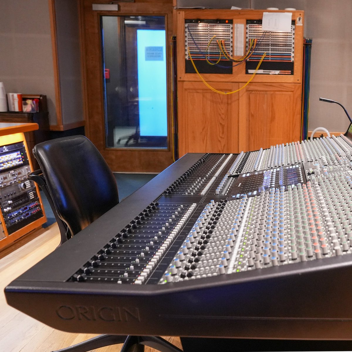 solidstatelogic's tweet photo. Belmont University's World-Renowned Audio Engineering Technology Program Acquires Two Solid State Logic ORIGIN Analogue Consoles
https://t.co/0XPlQ2TaSB
All images credited and with thanks to Belmont University
#SSL #SolidStateLogic #ThisIsOurORIGIN #SSLEducation https://t.co/usIxer9An5