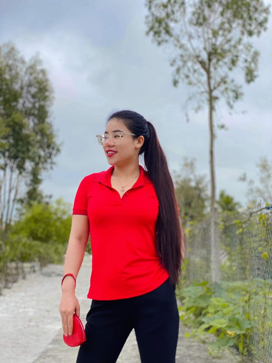 Mặc áo đỏ để muốn đc lì xì😅
Mà bùn hok coa hs nào để tâm hết á😢