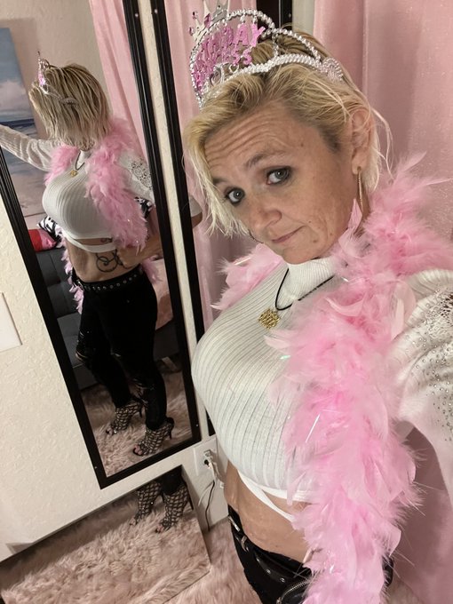 I&rsquo;m the queen of my own little world. #sexy #sexyoutfit #sexed #sexyweek #streetstyle #bestoftheday #bestofstreetwear<a href="/tag/sexy"class="tags">#sexy</a><a href="/tag/sexyoutfit"class="tags">#sexyoutfit</a><a href="/tag/bestoftheday"class="tags"><span>#bestoftheday</span></a><a href="/tag/lifestyle"class="tags"><span>#lifestyle</span></a><a href="/tag/momlife"class="tags"><span>#momlife</span></a><a href="/tag/babes"class="tags"><span>#babes</span></a><a href="/tag/streetstyle"class="tags"><span>#streetstyle</span></a>