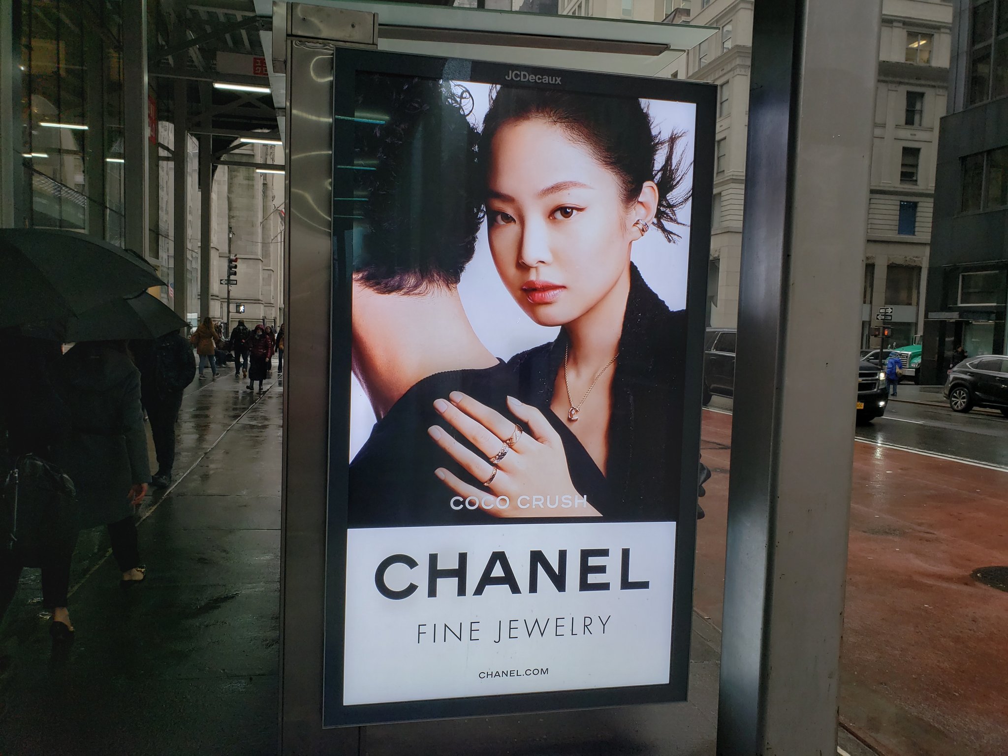 John Jainschigg on X: 53rd and Fifth Avenue, NYC. 김제니 (Jennie Kim) of # BLACKPINK is apparently a global Chanel ambassador. Good to see the corps  diplo still has standards in the post-Trump
