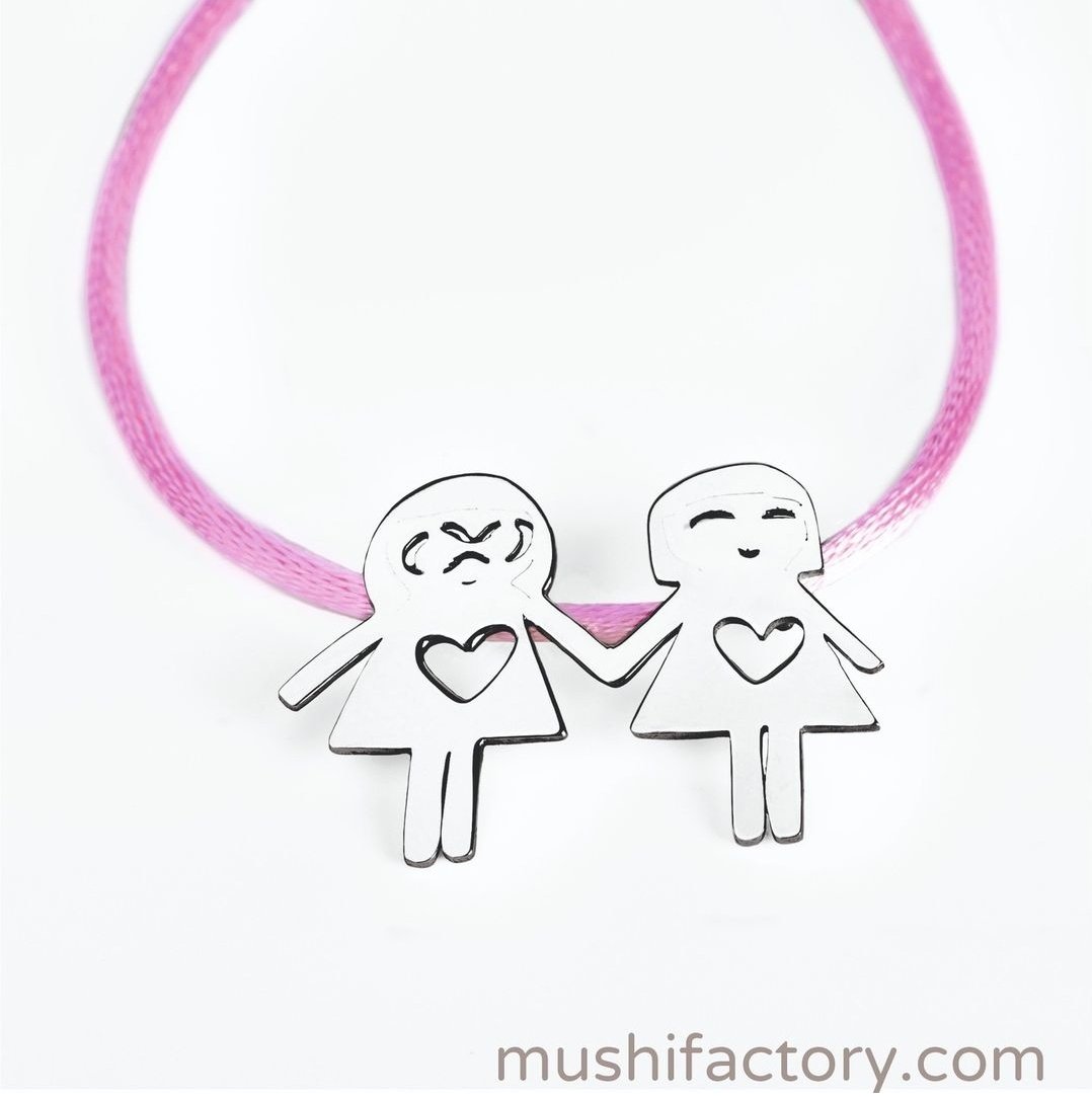 mushifactory's tweet photo. Colgante doble "Nenas" en plata de ley, partiendo de un dibujo infantil.

#JoyasÚnicas #Mushifactory 

Fotos por @mjreyes07 https://t.co/dcrSvTfS0U