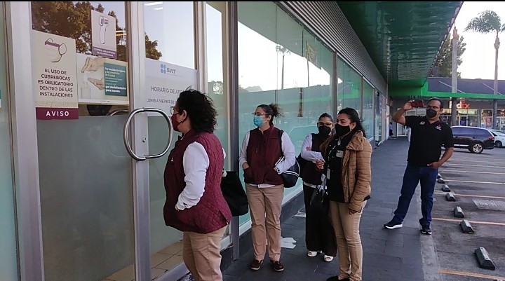 Christian_V81's tweet photo. 4 trabajadoras sindicalizadas del SAT fueron despedidas injustificadamente tras regresar del confinamiento por Covid-19, intentaron ingresar este dia a su centro de trabajo, pero les negaron el acceso. #Covid_19 #Orizaba #SAT #ViolenciaDeGenero #AbusosDeAutoridad https://t.co/ZnFdSkwAhK