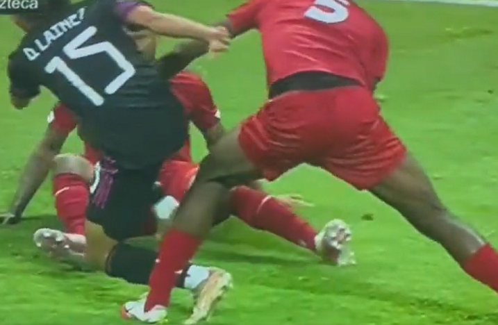 Rigovanni's tweet photo. Aquí vemos a Lainez sobándose la rodilla donde claramente le pegaron ¿o fue en el tobillo? 🤔
Y la toma lateral donde claramente nunca le tocan el tobillo
2/2
@DiegoLainez10 @RusoZamogilny @jsanchez_TUDN
@MarcoCancino
#NoEraPenal
#mexicovspanama
#RoboConcacaf
#Lainez https://t.co/XtFWpPSBse