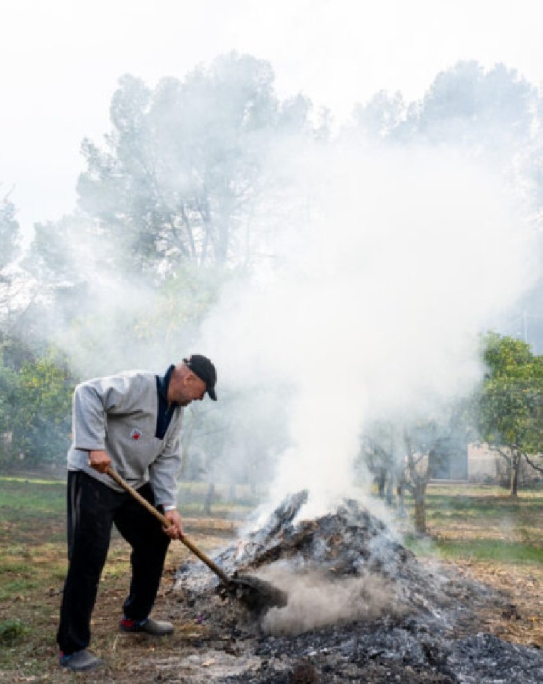 xarxaforestal's tweet photo. A Balears aquesta època de l'any pots cremar amb precaució restes vegetals en zones agrícoles
Però, per a ús del foc en terreny forestal necessites autorització prèvia @cmat_ib, perquè el perill d'incendi forestal és real
#IFCanJosepet
Prevenir és actuar
https://t.co/X3FLCsDO3A https://t.co/NAq41IKg0m