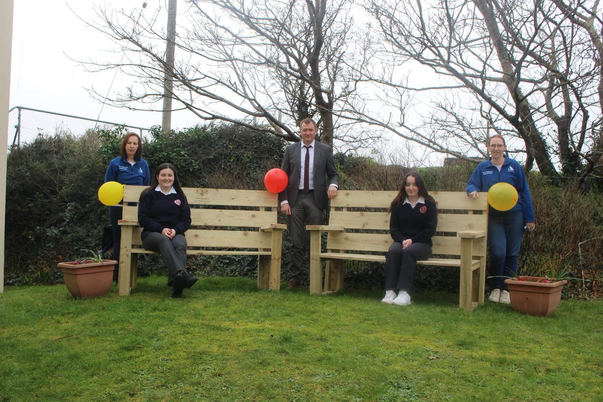 Tionscnamh Meabharshláinte agus Folláine. Binsí áille le ráitis dhearfacha chun scoláirí na scoile a spreagadh. Sa bpictiúr tá na scoláirí Abaigh and Róisín (Idirbhliain) a bhí páirteach. Míle buíochas do na daoine/eagrais a thug tacaíocht don togra #forumconnemaraCLG