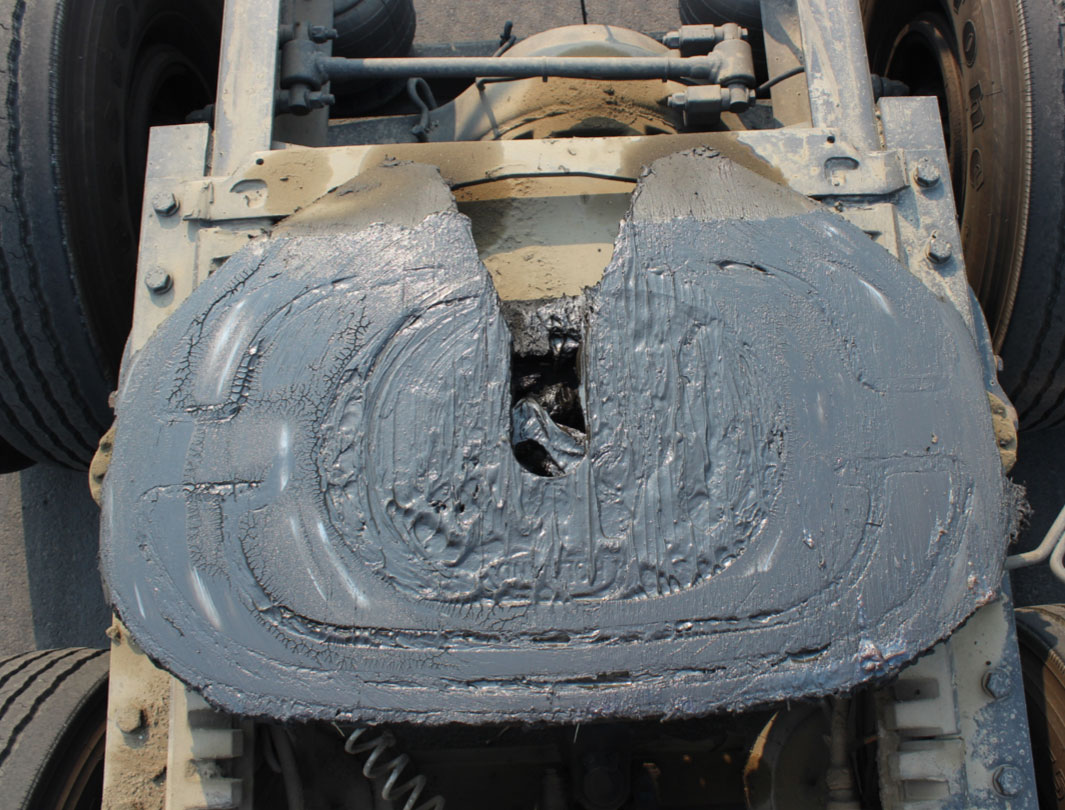 RepairSpeciali2's tweet photo. 5th wheel maintenance is extremely important. There is more to it than just grease, and can be the cause of some driver concerns. https://t.co/oIJBRxSdJh #trucking #maintenance #mechanic #app https://t.co/6w05qPCTkF