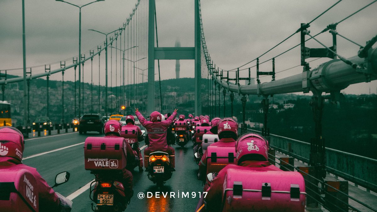 Devrim917's tweet photo. Direnişin 3’üncü günü!

Yüzde 17'lik zam dayatmasına karşı iş bırakan Yemeksepeti kuryelerinin, genel merkez önündeki eylemi 3.gününde...
#YemekSepetiDirenisi #yemeksepetiboykot #YemeksepetiZam https://t.co/V5t8cLpXUb