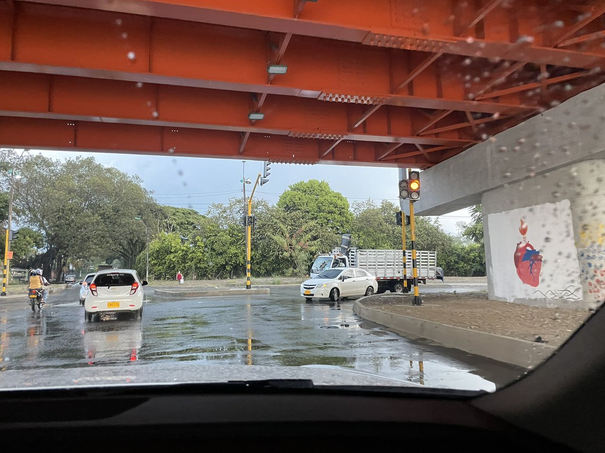 MarioMunozGomez's tweet photo. @ReyesKuri Puente de la vía Cali Jamundi con Cra 122… semáforo instalado hace más de 1 y sin ponerse a funcionar https://t.co/repgteLVwX