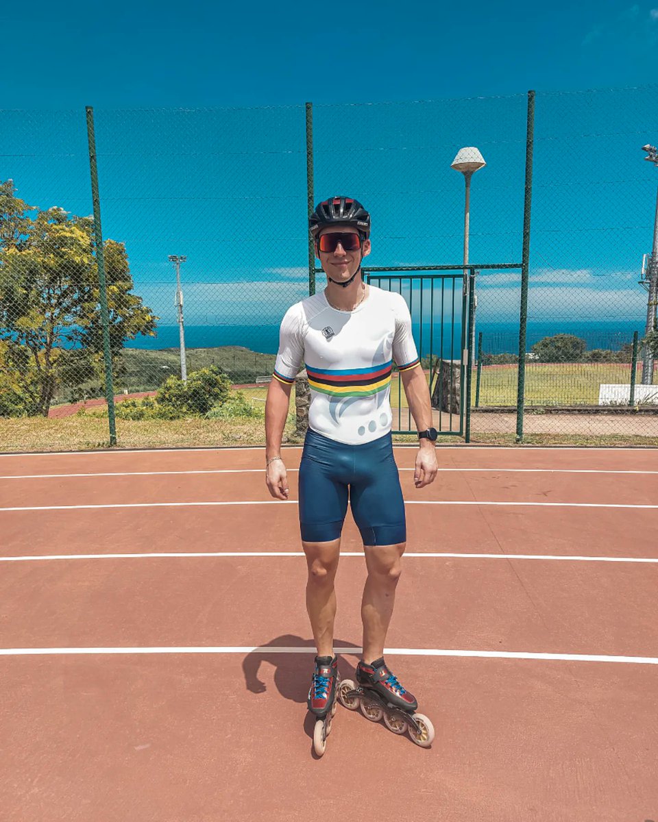 Fier de porter cette tunique 🌈🤩🌈🇨🇵
▪️
@ffrollerskateboard @ffrs_course <a href="/eoskates/">Renee Luna</a> @lgospeedskates @catsskatebearings <a href="/oakley/">Oakley</a>
<a href="/iledelareunion/">iledelareunion</a> <a href="/antennereunion/">Antenne Réunion</a>
▪️
 #espritfrance #France🇨🇵 #worldchampion #speedskating #rollerdevitesse  #sport #motivation   #iledelareunion #reunion