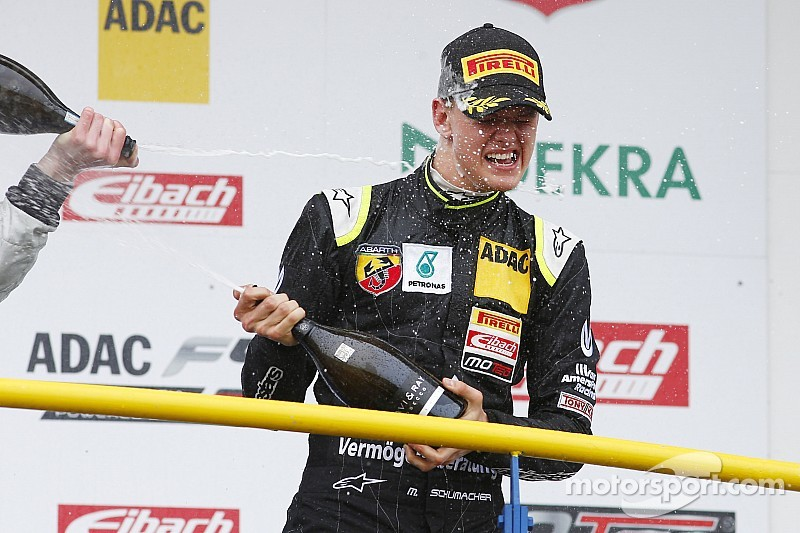 F2_F1V's tweet photo. BANDEIRADA - 🏁

- @MickSchumiF1V VENCE A SPRINT RACE E É O GRANDE CAMPEÃO DA F2 2018!!

- O ALEMÃO TRAVOU UMA BATALHA INCRIVEL COM TICKTUM (@RBJR_F1V)

- A @MahindraF1V COMEMORA O TITULO DE EQUIPE E DE PILOTOS

ANO QUE VEM, É A VEZ DE MICK BRILHAR NA FÓRMULA 1!!! https://t.co/4baF7gLJeg