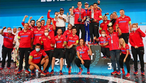 F2_F1V's tweet photo. BANDEIRADA - 🏁

- @MickSchumiF1V VENCE A SPRINT RACE E É O GRANDE CAMPEÃO DA F2 2018!!

- O ALEMÃO TRAVOU UMA BATALHA INCRIVEL COM TICKTUM (@RBJR_F1V)

- A @MahindraF1V COMEMORA O TITULO DE EQUIPE E DE PILOTOS

ANO QUE VEM, É A VEZ DE MICK BRILHAR NA FÓRMULA 1!!! https://t.co/4baF7gLJeg