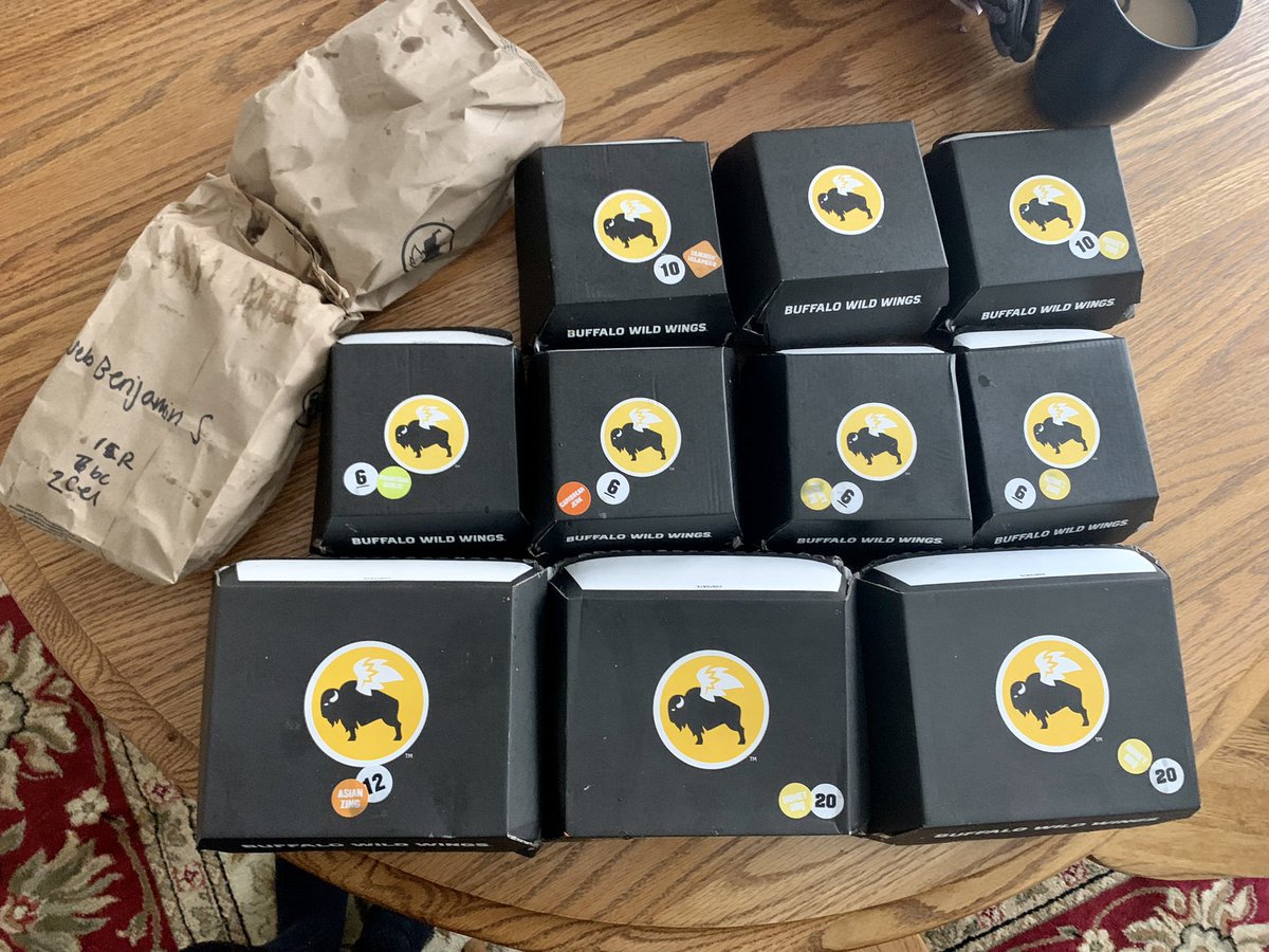 BenjaminSolak's tweet photo. I Uber Eats’ed 10 wings from Buffalo Wild Wings and this is what they dropped off https://t.co/e2IgaogNFP