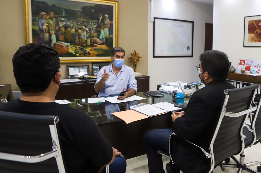 jmcapitanich's tweet photo. Junto a Marcelo Bodnarcuk, intendente de Chorotis, repasamos la agenda de obras para este año, como el fortalecimiento del servicio de agua y las remodelaciones en el centro de salud para mejorar el nivel de atención médica que reciben las vecinas y vecinos. https://t.co/yHUHSeEteF