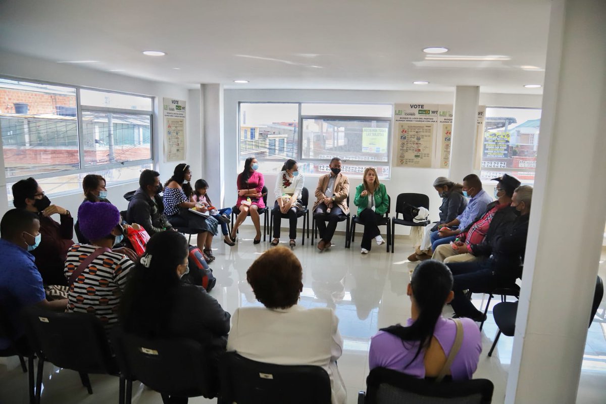 LiliRodriguezCu's tweet photo. #AEstaHora ⏰ empezamos una nueva jornada desde nuestra sede y junto al equipo de Guillermo Yeima, que quiere hacer parte de este proyecto de #LaLlaveDelCambio🔑 

#VerdeCundinamarca107💚🌻 https://t.co/ak3IKTdsPb