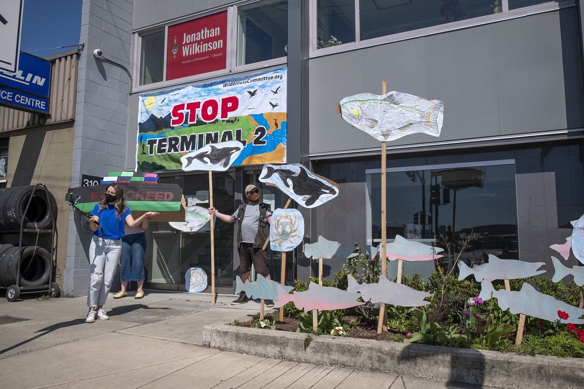 The government muzzled scientists by withholding critical evidence to push through a project that threatens local wildlife. Roberts Bank Terminal 2 would harm the Fraser River Estuary a critical stop for migratory birds. 

More info: thestar.com/news/canada/20…