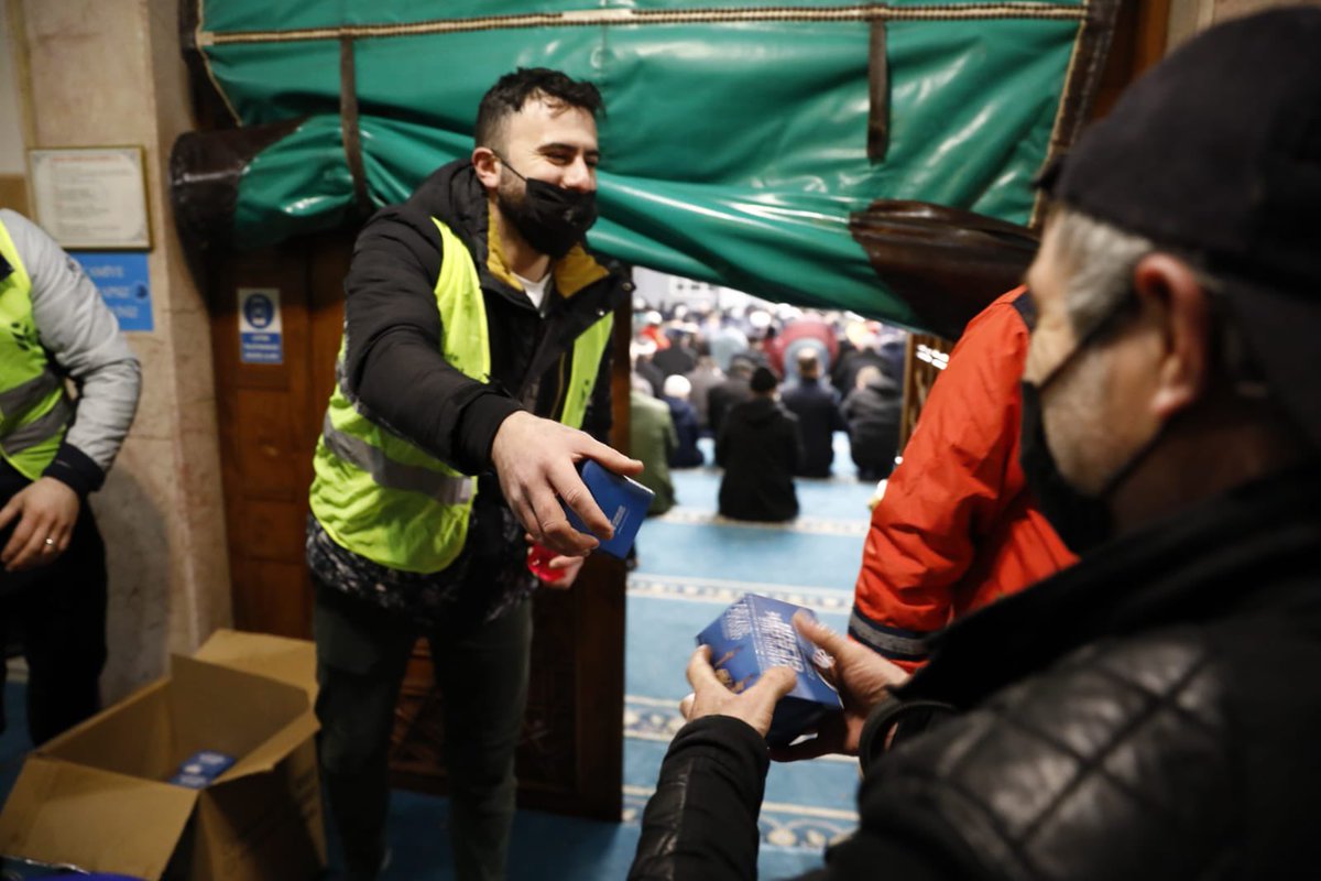 tevfikgoksu's tweet photo. 42 ayrı cami ve mescidimizle birlikte metro duraklarımızda vatandaşlarımıza kandil simidi, lokum ve gül suyu ikramında bulunduk. 

Rabbim ibadetlerimizi, dualarımızı kabul etsin. Regaip gecemiz tüm insanlık için hayra, huzura ve sürura vesile olsun inşaallah. https://t.co/BezyGQOMwy