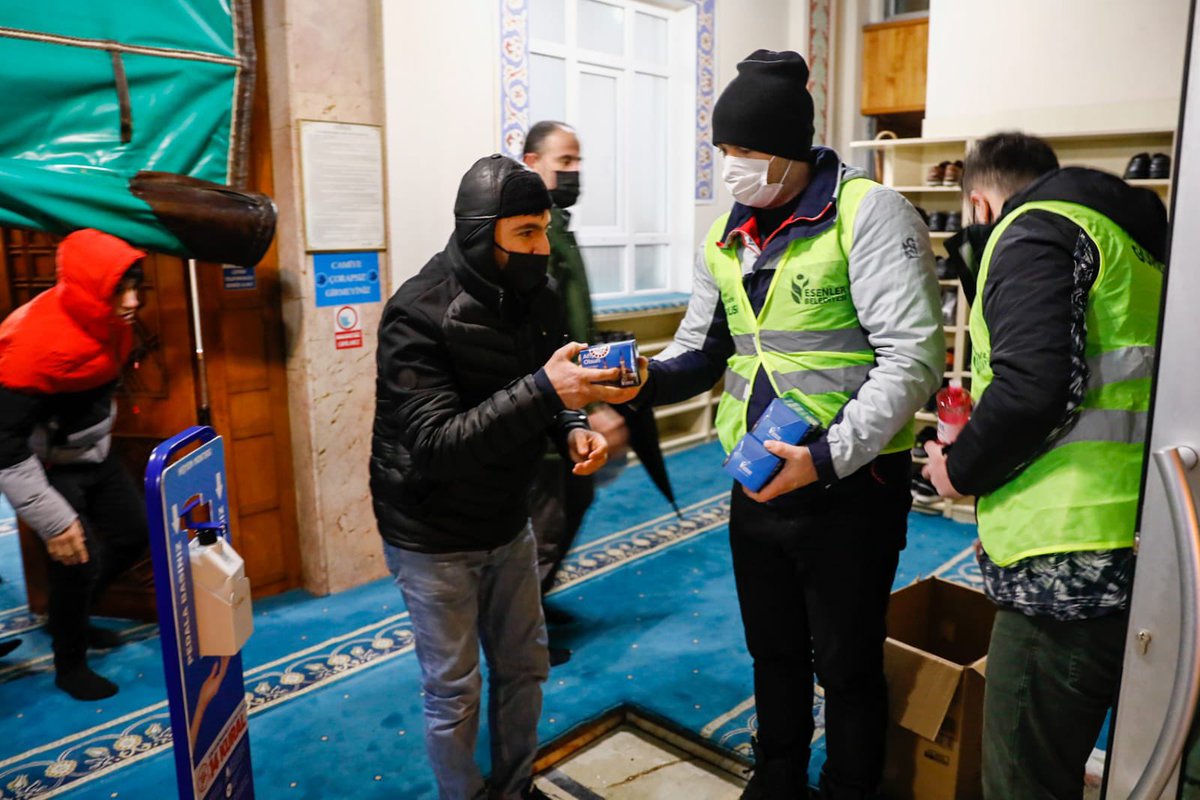 tevfikgoksu's tweet photo. 42 ayrı cami ve mescidimizle birlikte metro duraklarımızda vatandaşlarımıza kandil simidi, lokum ve gül suyu ikramında bulunduk. 

Rabbim ibadetlerimizi, dualarımızı kabul etsin. Regaip gecemiz tüm insanlık için hayra, huzura ve sürura vesile olsun inşaallah. https://t.co/BezyGQOMwy