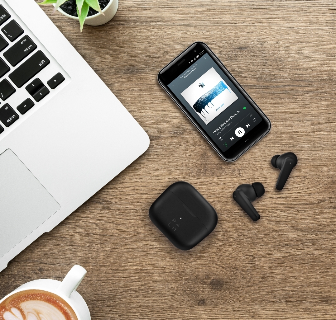 Work &amp; play ...all in one pic! 💎 
.
#lifemode #wfh #palmphone #palmbudspro