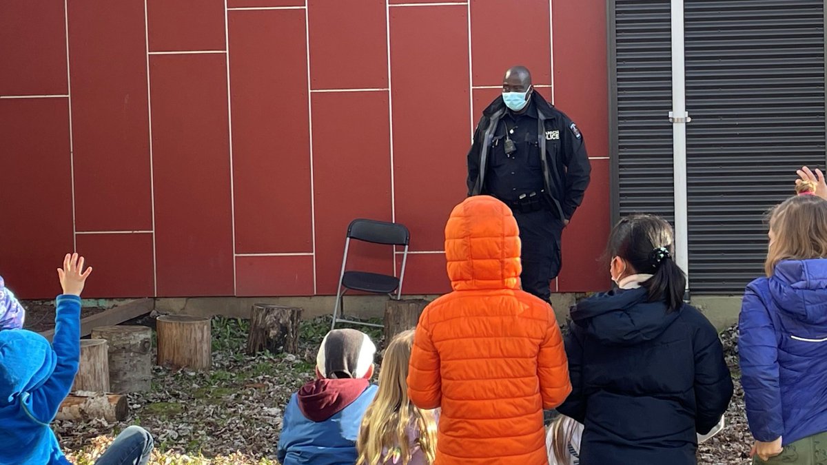 From virtual book readings to online presentations and even outdoor talks like this one last week, our School Liaison Officers remain committed to engaging with students at their schools in various ways. Cst. Omoding at Doncaster Elementary ⬇️ #Saanich