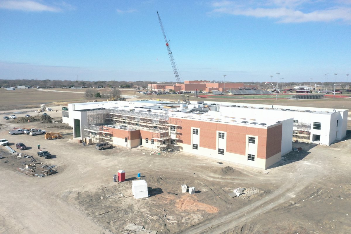 jackson_c84's tweet photo. The New @WESTrojans Elementary school is progressing nicely. This school will house 35 classrooms serving pre-k through fifth grade with a 750 student capacity. 

Designed by: @Claycomb_Assoc 

@WestISD https://t.co/ouLPa06D9O