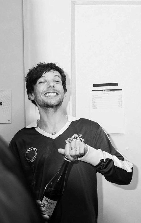 luvc3k's tweet photo. louis tomlinson is the love of my life https://t.co/eLV7c4yKyg