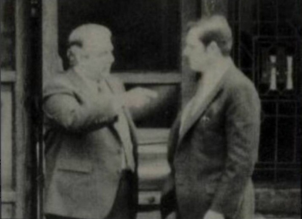 TheNewYorkMafia's tweet photo. FBI surveillance photo of Colombo soldier Ralph Scopo Sr. having a walk-talk to debrief family underboss Gennaro (Jerry Lang) Langella about mob labor union racket activities.
#OrganizedCrime #ColomboFamily #Mafia #CosaNostra #TrueCrime #History #TheNewYorkMafia #MobFiresideChat https://t.co/78TrbRILl2