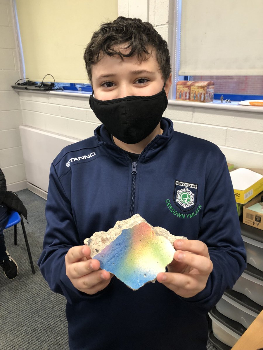 adranhanesygg's tweet photo. Bore da @YsgolGwynllyw Tybed beth sydd gan y dysgwr yna yn ei law? #tystiolaeth https://t.co/TzkvuKZzdU