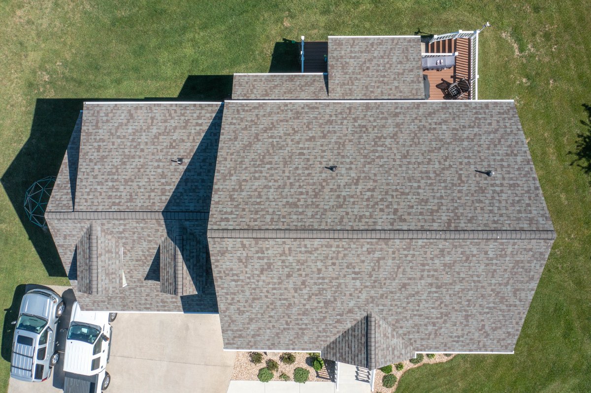 CenvarRoofSolar's tweet photo. Check out this new roof we put on a home in Lynchburg! These Owens Corning Driftwood shingles look great. Take a look at some of our work by visiting the gallery at https://t.co/tVtUWQv7ST https://t.co/mNUpHMEbHl